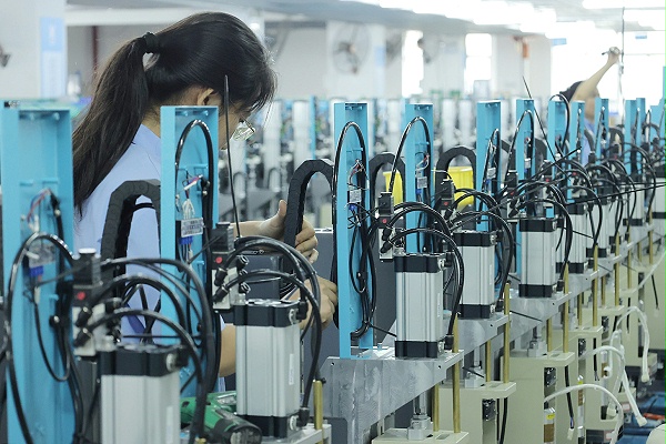 工作人员认真工作