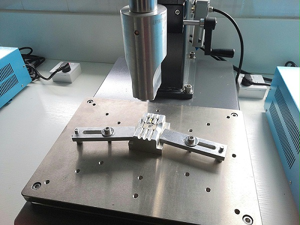 “超声波”花边缝合机如何进行超声波缝合