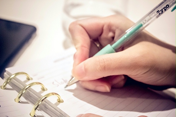 千库网_工作记录拿笔写字_摄影图编号5797