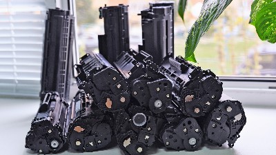 千库网_办公室窗台上堆放的打印机墨盒_摄影图编号11262590