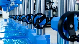 当别家都在减配时，这家公司为何坚持给手柄“增重”？