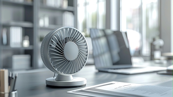 千库网_夏天办公桌上的小风扇照片_摄影图编号20641408