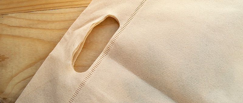 千库网_放弃塑料袋的概念，无纺布生态袋，平铺在浅色木质背景上，顶视图，复制空间_摄影图编号14950906