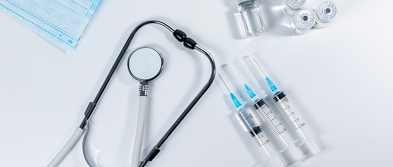 千库网_医疗室内听诊器注射器疫苗棚拍静物摆拍摄影图配图_摄影图编号156484