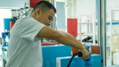 精准、高效！看灵科超声波手持式焊接机革新汽车门板制造