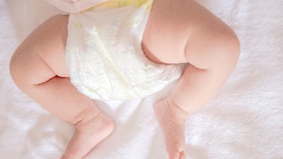 千库网_穿纸尿裤的婴儿_摄影图编号122118