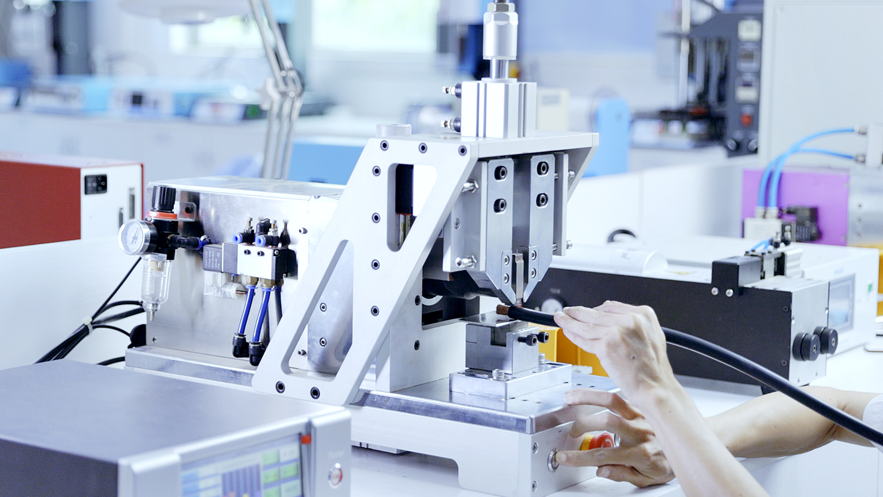 珠海灵科<i style='color:red'>超声波金属焊接</i>机：制造业未来的革新引擎