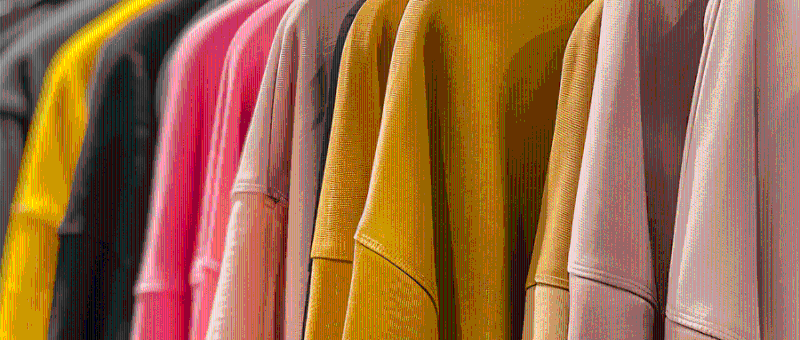 千库网_近距离观察小尺寸展示架上悬挂的衣服_摄影图编号20794474